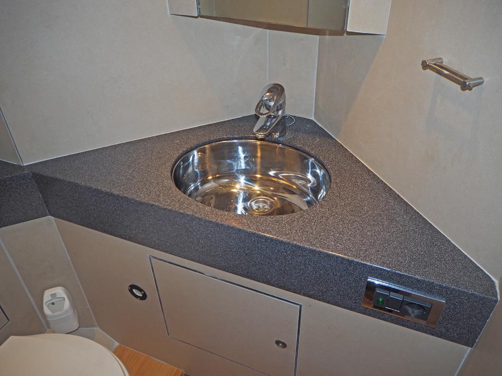 Cabin en avant, H&eacute;bergements